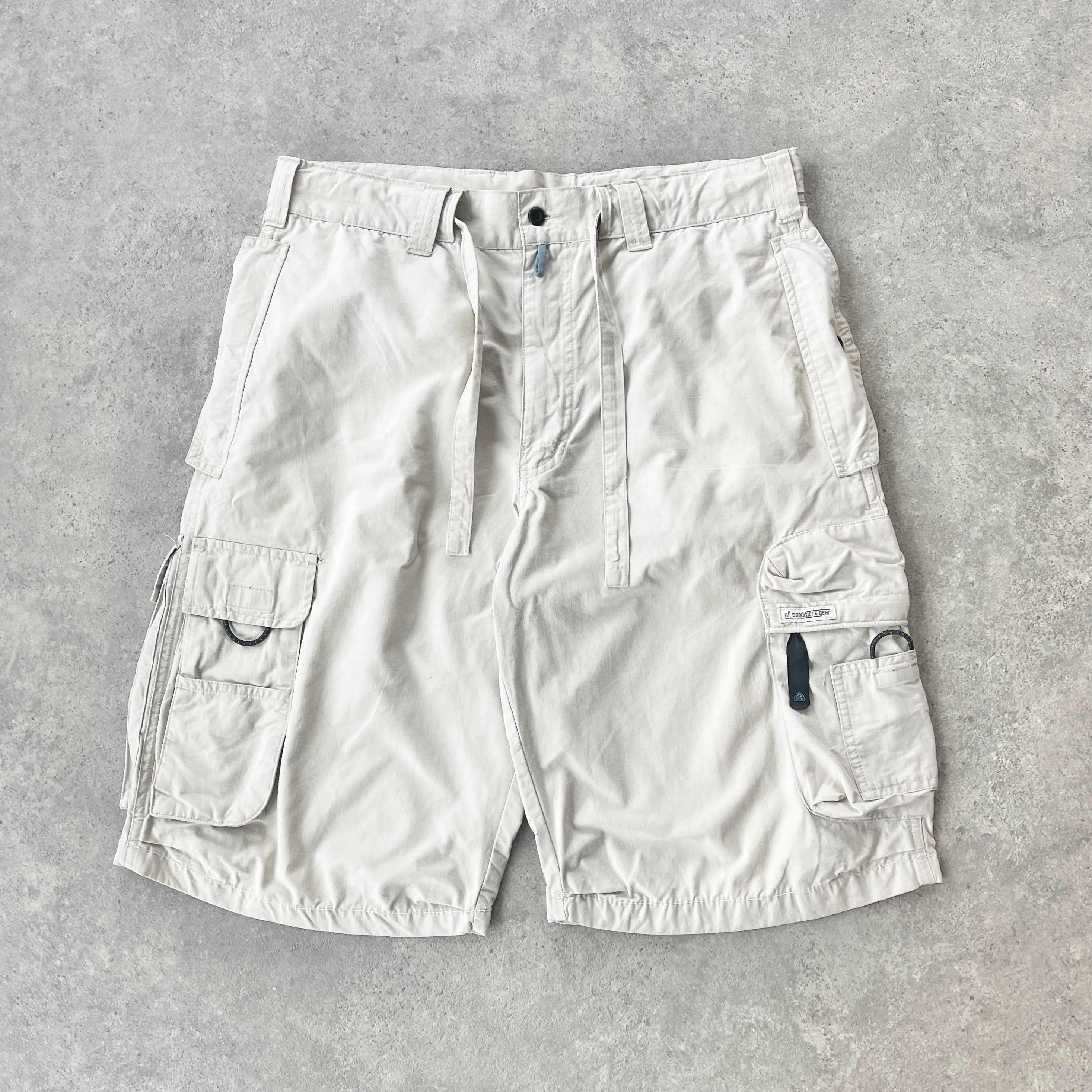 Nike ACG 2000s technical cargo shorts (L)